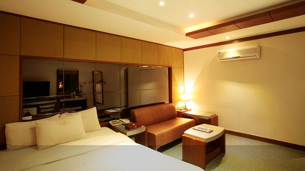 Reborn Suwon Silkroad Hotel מראה חיצוני תמונה