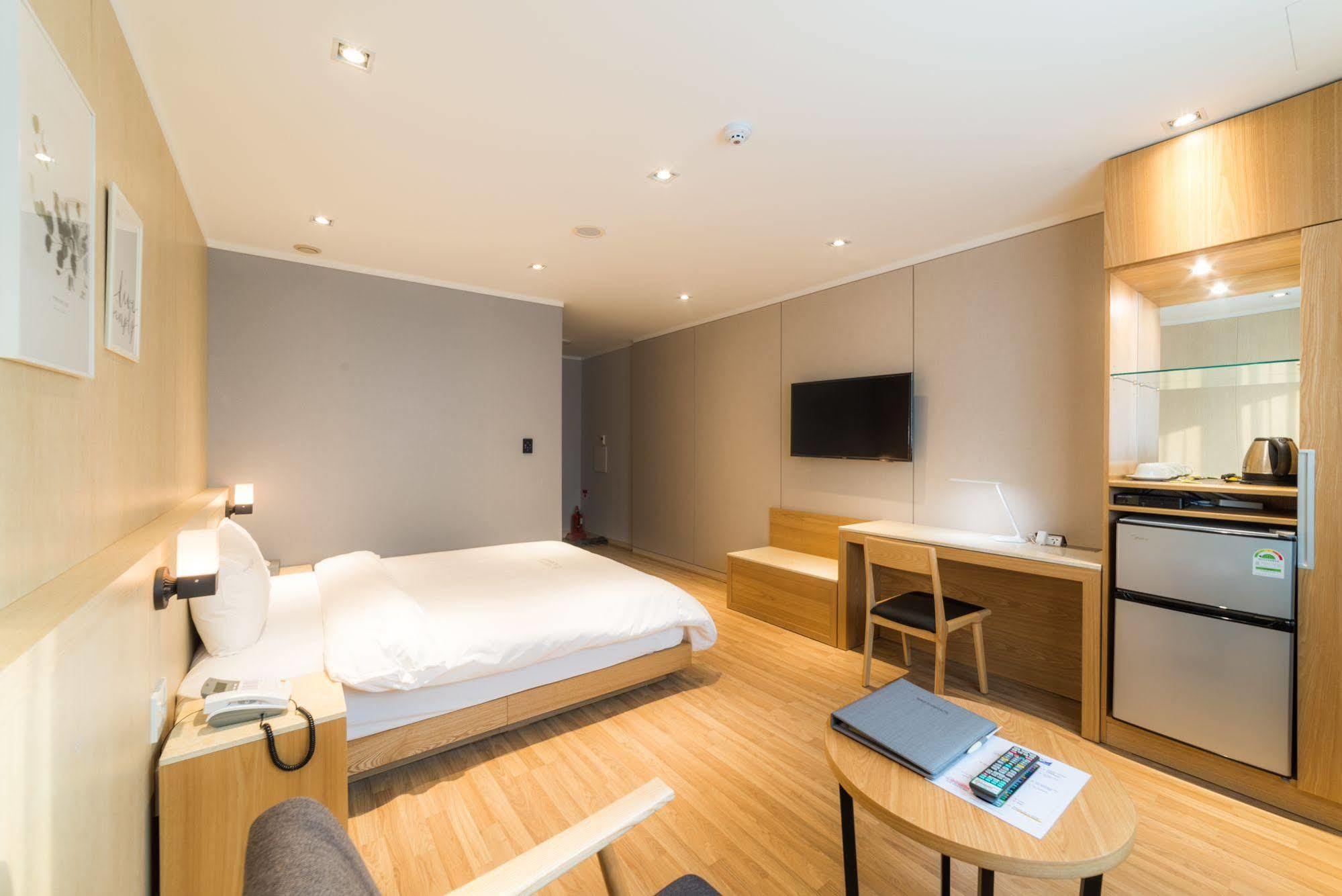 Reborn Suwon Silkroad Hotel מראה חיצוני תמונה