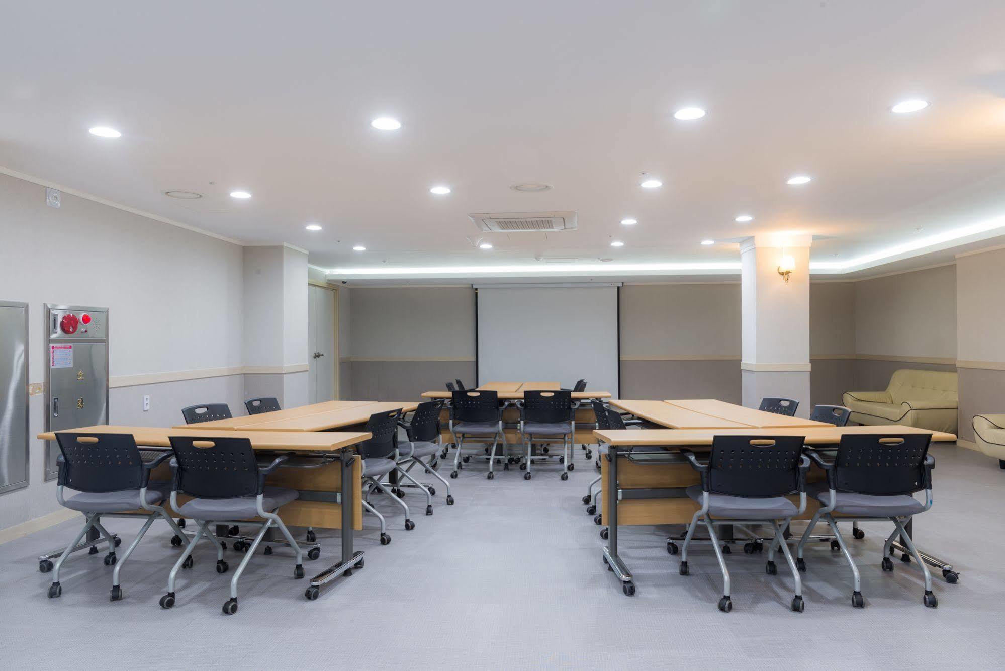 Reborn Suwon Silkroad Hotel מראה חיצוני תמונה