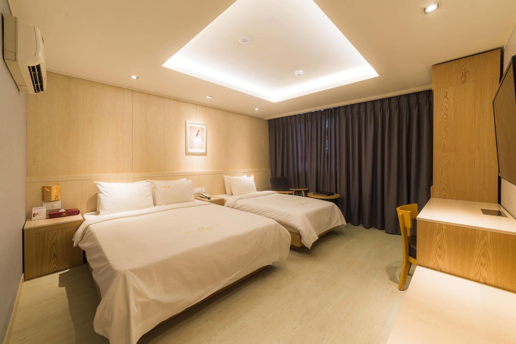 Reborn Suwon Silkroad Hotel מראה חיצוני תמונה